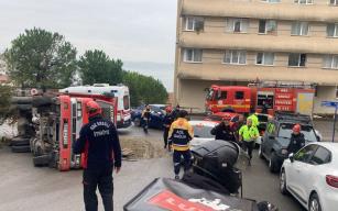 Hâkimiyeti kaybetti… Düz yolda kamyoneti devirdi…