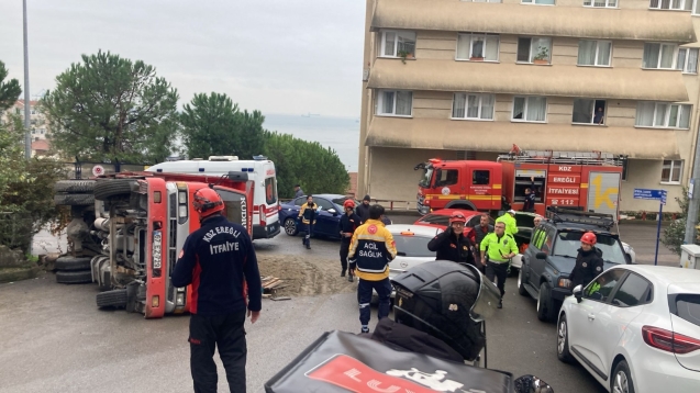 Hâkimiyeti kaybetti… Düz yolda kamyoneti devirdi…