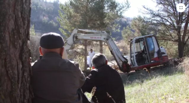 Su altında kalacak mezarlıktaki kabirler taşınıyor...