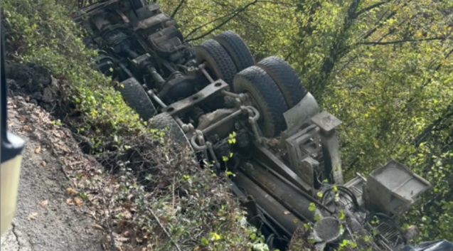 Şarampole yuvarlandı... Hastaneye kaldırıldı...