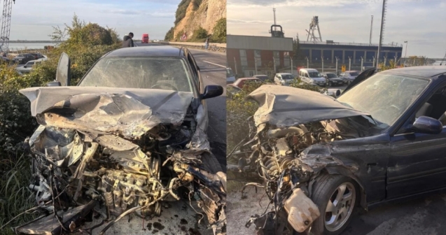 Bariyerlere çarptı... Araç hurda oldu, kendisi hastanelik...