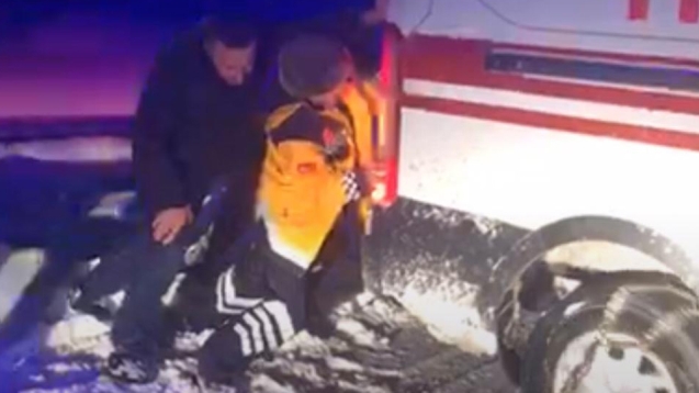 Emniyet Müdürü, yolla kalan ambulansa omuz verdi
