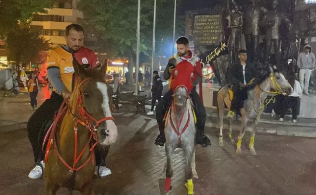 Şampiyonluğu at binerek kutladılar...