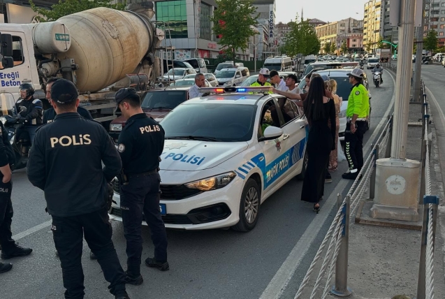 Düğün konvoyunda kaza... 1 yaralı...