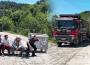 Mahalle halkı yolu çöp tenekeleri ile kapattı…