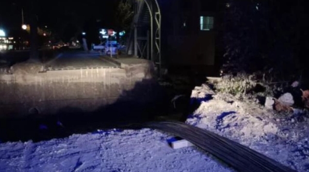 Motosikletli kurye 4 metre derinlikteki kuyuya uçtu