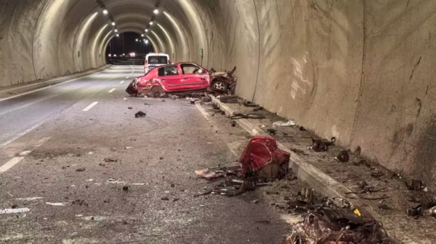 Feci kaza: Otomobil tünel duvarına çarptı...2 yaralı...