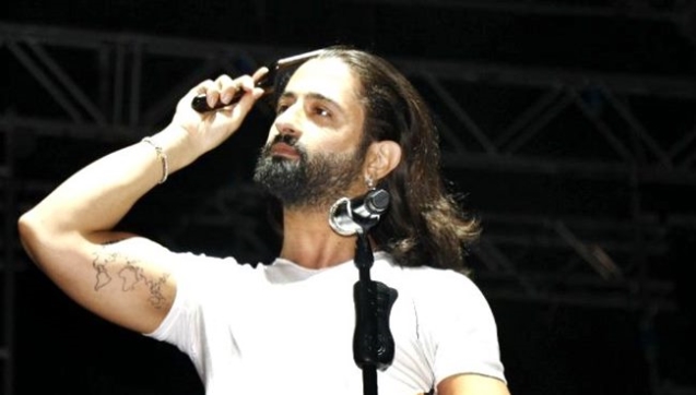 KORAY AVCI, SAHNE DE SAÇLARINI TARADI...
