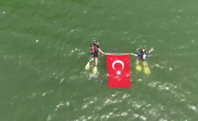 2 dalgıç gölde Türk Bayrağı açtı...
