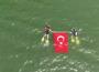 2 dalgıç gölde Türk Bayrağı açtı...
