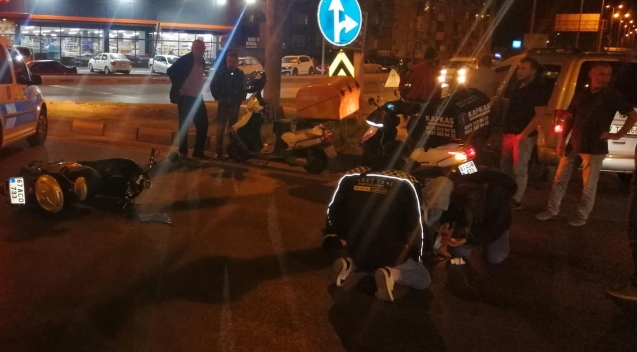 Motosiklet kamyonet ile çarpıştı...