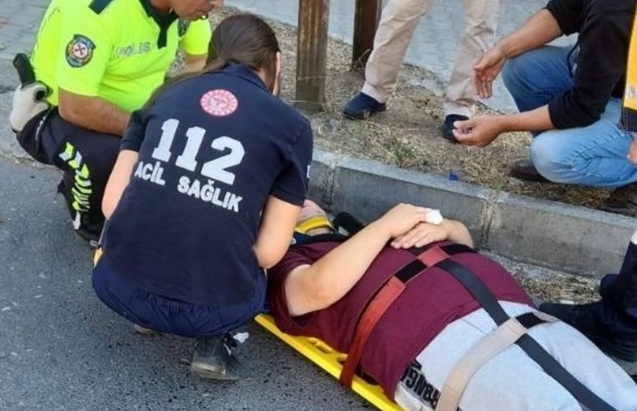 Otomobil kaldırımdaki yayaya çarptı: 1 yaralı