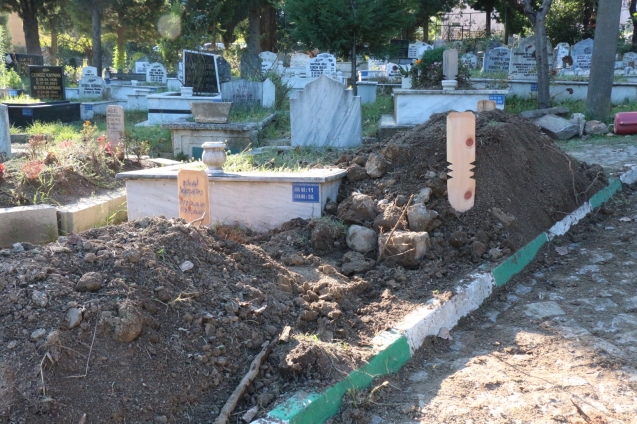 Baba Yumurtaş, oğlunun yanına defnedildi...