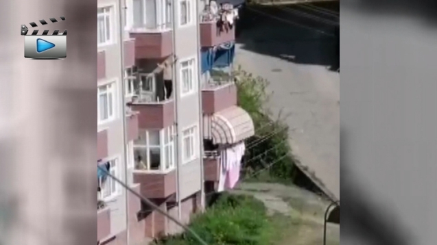 BALKONA ÇIKIP GÖBEK ATTI...