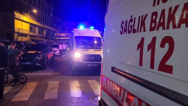 Tuvaletin kapısını çalan gençlere bıçaklı saldırı…