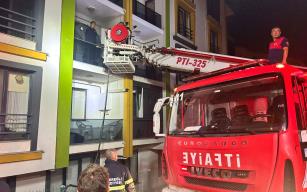 Daireden çıkan duman mahalle sakinlerini korkuttu...