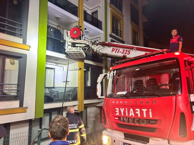 Daireden çıkan duman mahalle sakinlerini korkuttu...