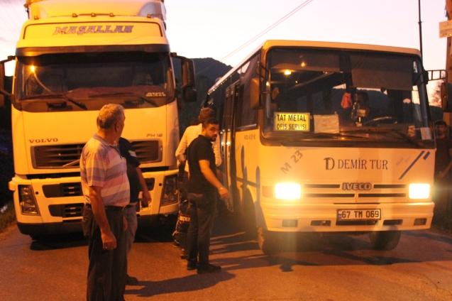 HAMZAFAKILI SAKİNLERİ, YOLU KAPATTI...