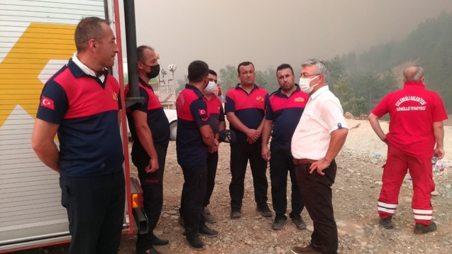 İtfaiye ekipleri büyük özveriyle çalışmalarını sürdürüyor...