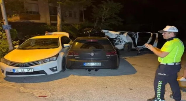 Alkollü sürücü araçlara çarptı...Hastanelik oldu...