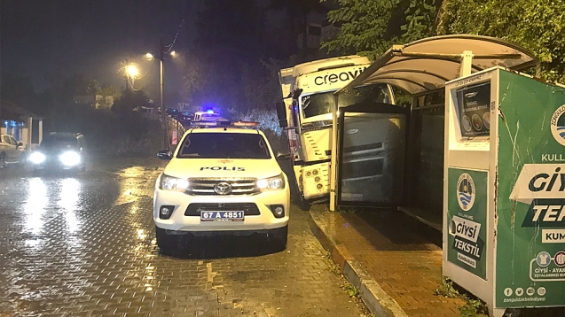 Kamyon durağa daldı... 1 yaralı...
