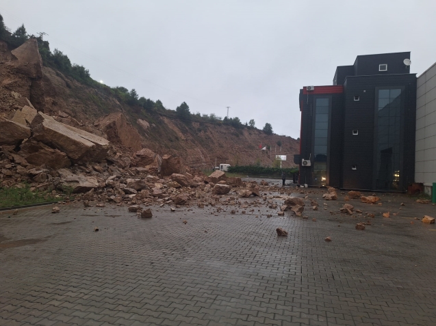 Sağanak yağış sonrası heyelan meydana geldi...