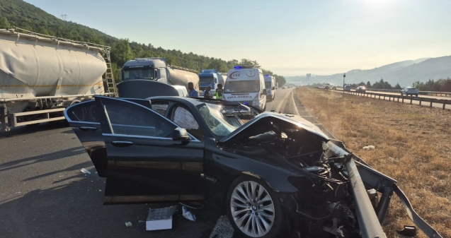 Önce kamyona sonra bariyerlere çarptı...