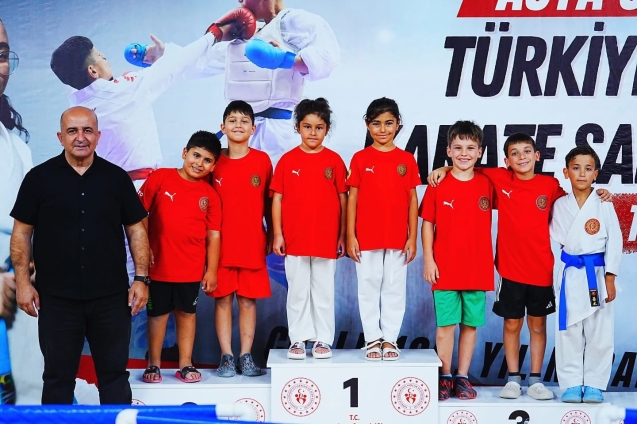 Ereğli’de karate rüzgârı… Başarıları alkış aldı…