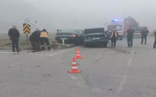 Kavşakta otomobiller çarpıştı: 1’i bebek, 4 yaralı...