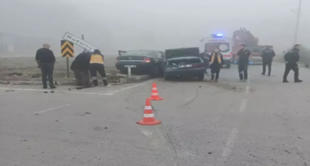 Kavşakta otomobiller çarpıştı: 1’i bebek, 4 yaralı...