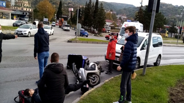 Kamyonet motorlu kuryeye çarptı...