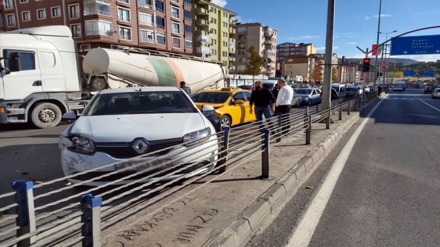 Refüje çıkarak durabildi... 3 araç kazaya karıştı...