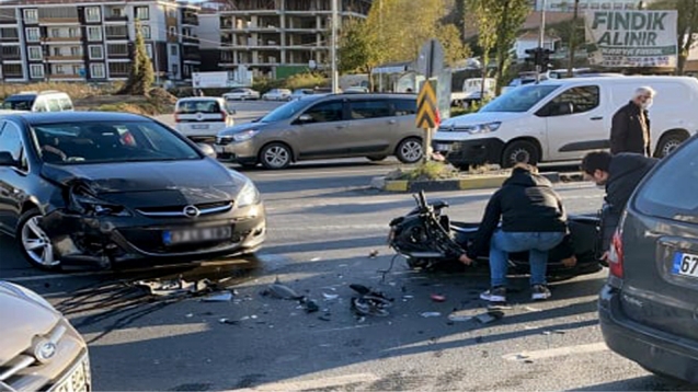 Motosiklet ile otomobil çarpıştı...