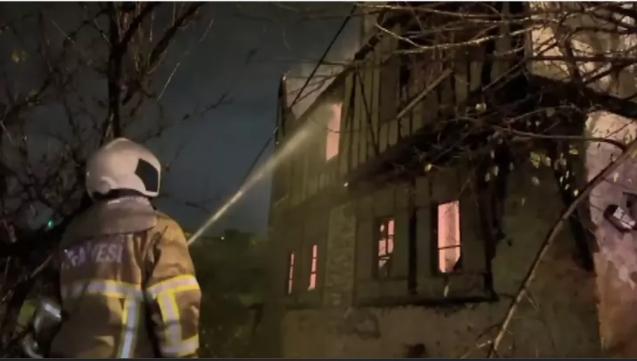 3 katlı tarihi konakta yangın çıktı...