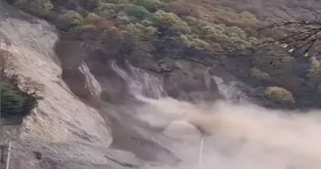 Toprak ve kayaların altında kalmaktan son anda kurtuldu...