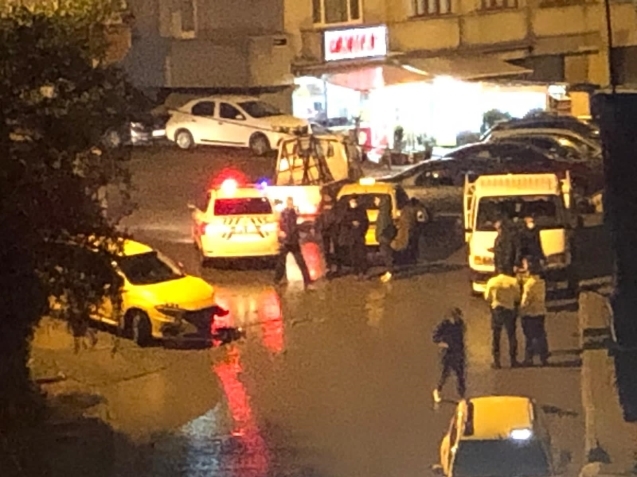 Kamyonet ile ticari taksi çarpıştı...