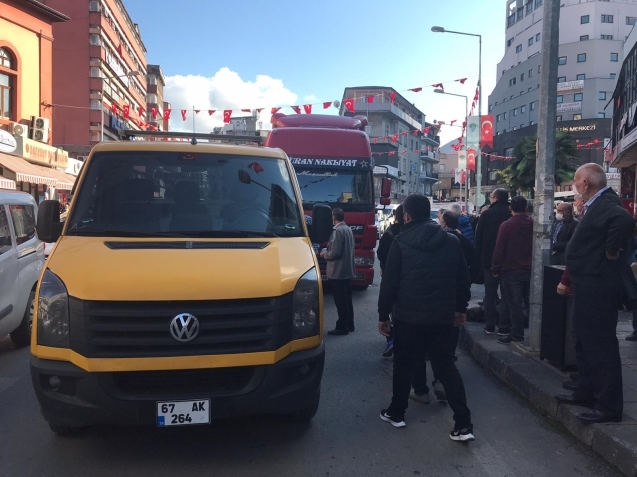 Kamyon ile çekici çarpıştı...