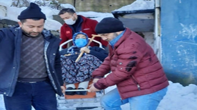 Diyaliz hastası kadına yardım elini uzattılar.