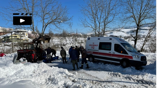 Ambulans kara saplandı, yardımına köy halkı yetişti...