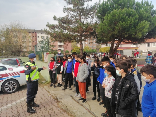 Jandarmadan öğrencilere uygulamalı trafik eğitimi...