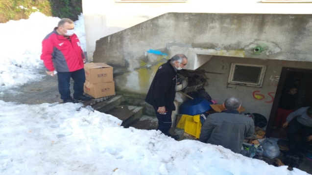 Kızılay'dan kumanya yardımı.