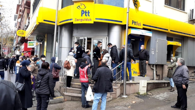 Polis PTT önündeki kalabalığı görünce çıldırdı...