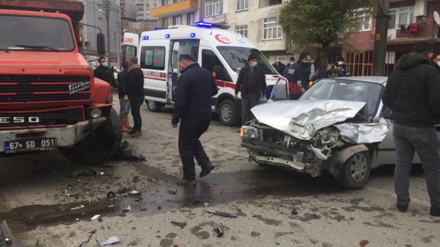 Alaplı'da trafik kazası... 3 yaralı...