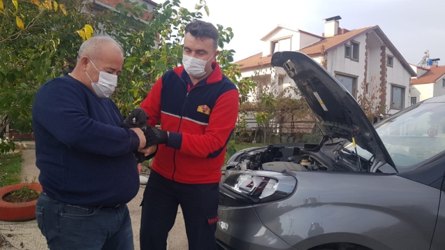 Tavşan, araç motorundan çıkarıldı...