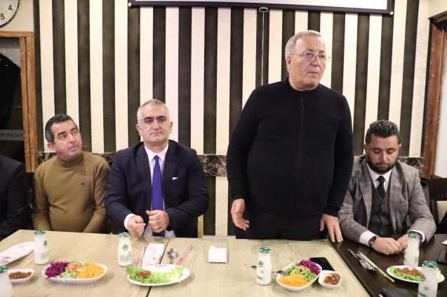 Yemekli toplantıda bir araya geldiler...