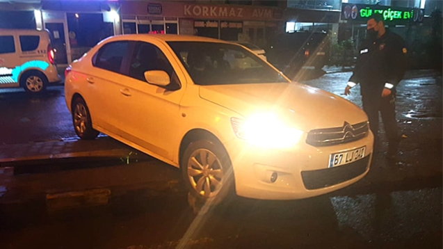 Yolu şaşırdı… Kaldırıma çıktı…