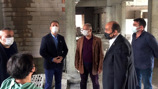 Çorumluoğlu yapımı devam eden okulda incelemede bulundu...