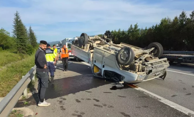 Lastiği patladı, takla attı... 1'i ağır 3 yaralı...