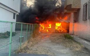 Binalar arasındaki yangın korkuttu...