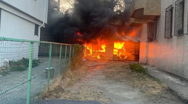 Binalar arasındaki yangın korkuttu...